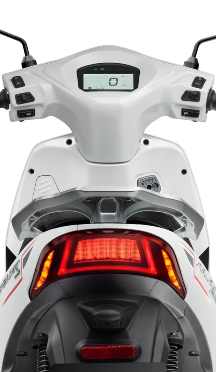 FELIZ S Sàn để chân rộng rãi và vị trí để chân sau tách rời giúp tư thế ngồi thư thái và thoải mái.