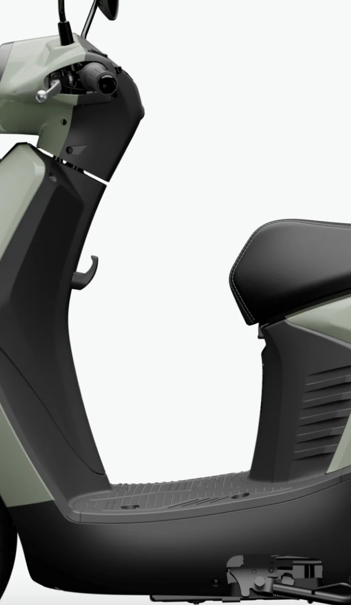 Vero X Sàn để chân rộng rãi và vị trí để chân sau tách rời, giúp tư thế ngồi thư thái và thoải mái.