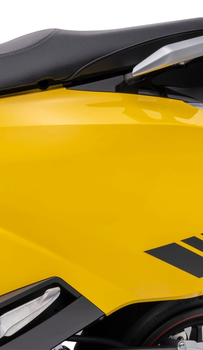 Vento Neo Yên xe có chiều cao 780 mm được thiết kế lớp mút dày và bề mặt yên rộng rãi, tư thế ngồi lịch lãm và thoải mái, êm ái trong suốt hành trình dài.